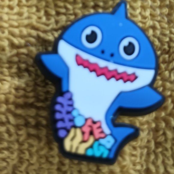 NEW Crocs Jibbitz™ charms Baby Shark 4 pack - Picture 3 of 5